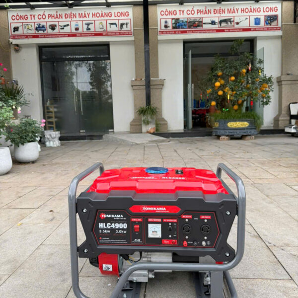 Moto dây đồng 100%.  Điện áp: 220V- 50Hz 
Công suất tối đa: 3.5Kw 
Công suất định mức: 3 Kw
Điều chỉnh dòng điên tự động AVR 
 Dung tích bình chứa nhiên liệu: 15L 
Dung tích nhớt bôi trơn: 0.6L
Hệ thống khởi động giật nổ 
Loại động cơ 170F-7HP
Dung tích xilanh: 212cc 
Hệ thống làm mát: Gió cưỡng bức OHV
Dòng điện: 1 pha 
Kích thước: 61.5cmX 47cmX 50cm
Trọng lượng : 45kg