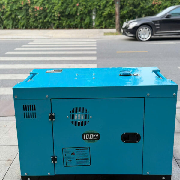 10kw 8 Moto dây đồng 100%. Điện áp: 220V- 50Hz
Công suất tối đa: 9Kw
Công suất định mức: 10 Kw
Dung tích bình chứa nhiên liệu: 20L Dung tích nhớt bôi trơn: 2.1L
Hệ thống khởi động đề , đồng hồ báo Vol điện tử, có cổng ra công nghệp
Loại động cơ 1100FE
Dung tích xilanh: 667cc
Hệ thống làm mát: Gió cưỡng bức OHV Dòng điện: 1 pha
Trọng lượng: 200 Kg
Kích thước: 112cmx64.5cmx88cm
Bảo hành 3 Năm