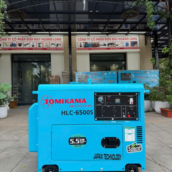 6500 Moto dây đồng 100%. Điện áp: 220V- 50Hz Công suất định mức: 5.0 Kw Công suất tối đa: 5.5 Kw Vòng tua: 3000 vòng/phút Dung tích bình chứa nhiên liệu: 15L Dung tích nhớt bôi trơn: 1.65L Hệ thống khởi động đề , đồng hồ báo Vol điện tử . Loại động cơ: Động cơ 186FE Dung tích xilanh: 456cc Hệ thống làm mát: Gió cưỡng bức OHV Dòng điện: 1 pha Trọng lượng: 160Kg Kích thước: 90cmx58cmx73cm . Bảo hành 3 năm